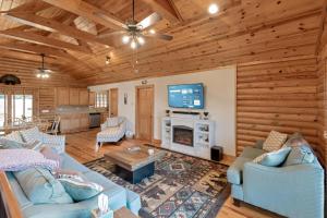 Televisyen dan/atau pusat hiburan di 3 Bd Cabin in Sparta- Hot Tub, Dogs OK, Comfortable & Modern