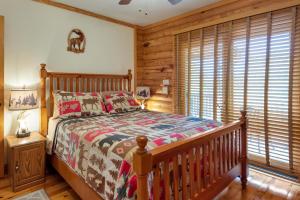 Katil atau katil-katil dalam bilik di 3 Bd Cabin in Sparta- Hot Tub, Dogs OK, Comfortable & Modern