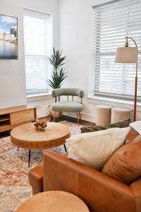 BexleyにあるColumbus Oasis w Pool Table Near Downtownのソファとテーブルのあるリビングルーム