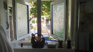 a window with a view of a garden outside at Bayview Bed & Breakfast in Béal an dá Chab