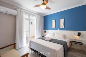 Ένα ή περισσότερα κρεβάτια σε δωμάτιο στο Apto c/ varanda e churrasq. a 30m do Mar RDM0101