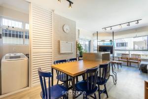Η κουζίνα ή μικρή κουζίνα στο Apto c/ varanda e churrasq. a 30m do Mar RDM0101 +10 φωτογραφίες