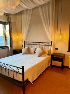 una camera da letto con un letto grande con lenzuola bianche di APPARTAMENTO Casale Le Civette a Montepulciano