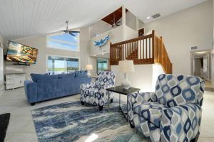 a living room with two chairs and a couch at Manatee By The Bay in Crystal River