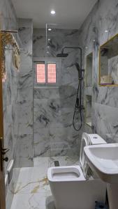 Ванная комната в Appartement chic a Douala derrière hôpital général +11 фотографий