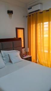 Кровать или кровати в номере Appartement chic a Douala derrière hôpital général