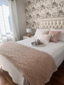 Un dormitorio con una cama con un plato de comida. en Departamento Nuevo en Ñuñoa full equipado, en Santiago