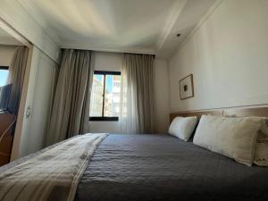 Un dormitorio con una cama grande y una ventana. en Hotel Inter Jardins UH1607, en São Paulo 13 fotos más