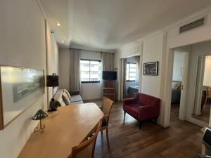 sala de estar con mesa de comedor y sala de estar con sofá en Hotel Inter Jardins UH1607, en São Paulo