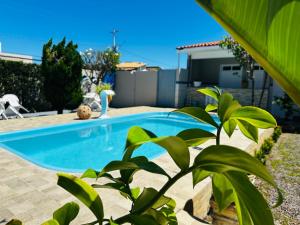 una piscina en el patio trasero de una casa en Pousada Acalanto, en Aracaju