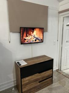 a flat screen tv on a wall with a fireplace at Obuncoeur avec spa in Le Gosier