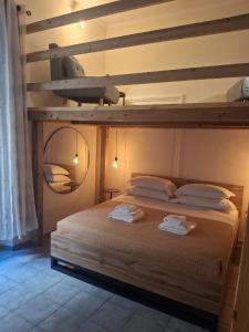 Un dormitorio con una litera con dos toallas. en Double B Ferruccio I, en Roma