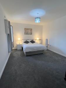 Ένα ή περισσότερα κρεβάτια σε δωμάτιο στο Modern 2 Bed Flat with Balcony in Hounslow