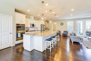Kuchyň nebo kuchyňský kout v ubytování Spacious Townhome 2 Mi to Bethany Beach Boardwalk