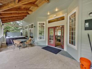 Casa con patio con mesa y sillas. en The Chinook Lodge at Government Camp - Meredith Lodging, en Government Camp