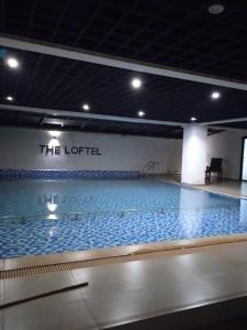 una gran piscina en un edificio en Lester's Luxe Studio Apartment 15 Minutes from United Nations, en Ruaka