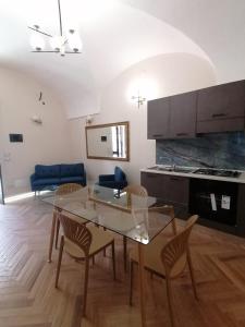 une cuisine et un salon avec une table et des chaises en verre dans l'établissement Sicily home, à Ribera