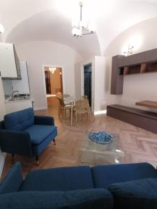 Una sala de estar con un sofá azul y una mesa. en Sicily home, en Ribera 5 fotos más