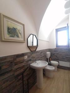 un baño con lavabo e inodoro en Sicily home, en Ribera