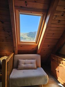 ein Bett in einem Zimmer mit Fenster in der Unterkunft 316 - Dúplex Pla de L'Ermita Boí Taüll in Pla de l'Ermita