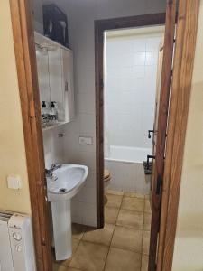 ein Badezimmer mit Waschbecken und Toilette in der Unterkunft 316 - Dúplex Pla de L'Ermita Boí Taüll in Pla de l'Ermita