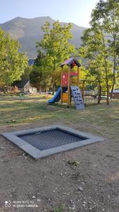 einen Spielplatz mit Rutsche und Spielstruktur in der Unterkunft 316 - Dúplex Pla de L'Ermita Boí Taüll in Pla de l'Ermita