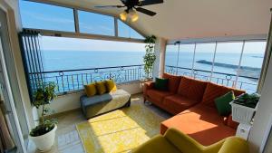 Una sala de estar con vista al mar. en My White Houses, en Trabzon