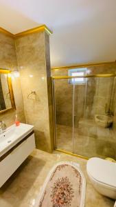 Un baño con ducha, inodoro y lavabo. en My White Houses, en Trabzon 46 fotos más