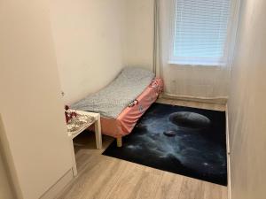a small room with a bed and a window at 5 beds apartment in Västerås
