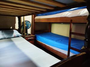two bunk beds in a room withthritisthritisthritisthritisthritisthritisthritisthritisthritis at Chácara com piscina área de lazer completa estilo rústico em Socorro in Socorro +87 photos
