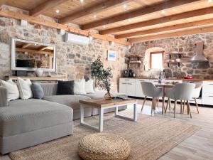 un salon avec un canapé et une table et une cuisine dans l'établissement Casa Rustivéra - Island Hvar, à Vrbanj