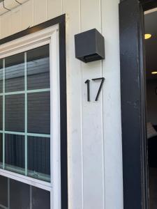 Billede fra billedgalleriet på Hip & Quirky Montrose Flat with Pool Access & Parking i Houston