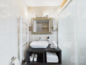 un baño con lavabo y espejo en S'Matt, en Feldkirch 44 fotos más