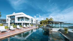 una vista exterior de un complejo con piscina en Pointe d'Azur Beachfront Homes - Pereybere, en Grand Baie