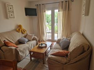 Una sala de estar con dos sofás y una mesa de café. en Tavira, en Tavira