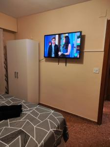Μια τηλεόραση ή/και κέντρο ψυχαγωγίας στο Habitación Doble con baño privado,Gandía en piso compartido con los Anfitriónes