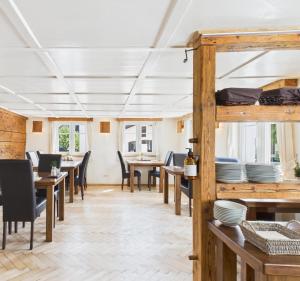 Un comedor con mesas y sillas de madera. en S'Matt, en Feldkirch