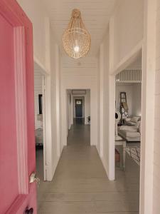 Ένα ή περισσότερα κρεβάτια σε δωμάτιο στο Oakmore Cottage Charming Queenslander - Central location