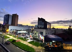 a view of a city with buildings and a street at Aragonés departamentos in Temuco