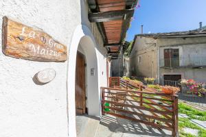 un bâtiment avec une enseigne sur le côté dans l'établissement San Marco Lodge Apt Mountain Retreat - Happy Rentals, à Oulx