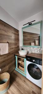 y baño con espejo y lavadora. en Casas Floeca, en Jardim do Mar 13 fotos más