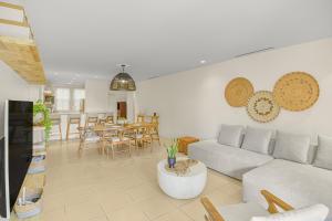 un salon avec un canapé et une table dans l'établissement Serenidad del Pacifico Condo, Resort Pools & Near Coco Beach, à Coco