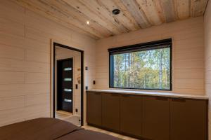a room with a window and a bed in it at Patonkila in Ylläs