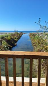 モトリルにあるMotril Carpe Diem Primera línea de playaの川の景色を望むバルコニーが備わります。