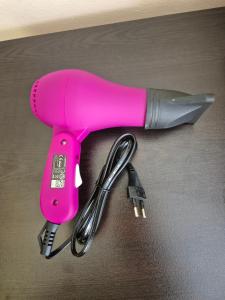 een roze föhn en een mes op een tafel bij Private stay place in Sofia