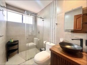 a bathroom with a sink and a toilet and a shower at Casa Equipada cerca Hotel Oro Verde Cuenca in Cuenca +18 photos