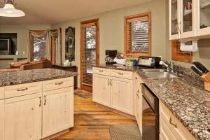 O bucătărie sau chicinetă la Vail Home with Private Creek & Backyard