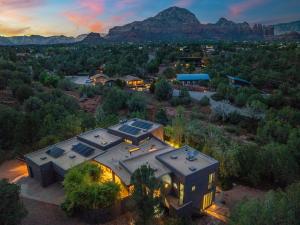 Nespecifikovaný výhled na hory nebo výhled na hory při pohledu z vily