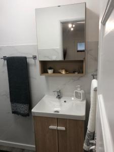 a bathroom with a sink and a mirror and a tub at Casa refúgio 