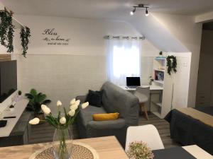 a living room with a couch and a table at Casa refúgio 